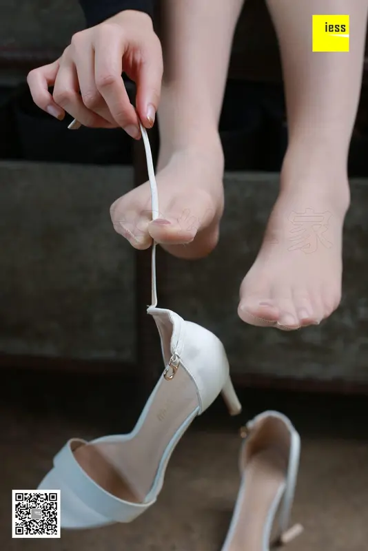 [IESS异思趣向] 2018.04.11 丝享家208:《老师的白色一字扣凉鞋》Julia - IESS